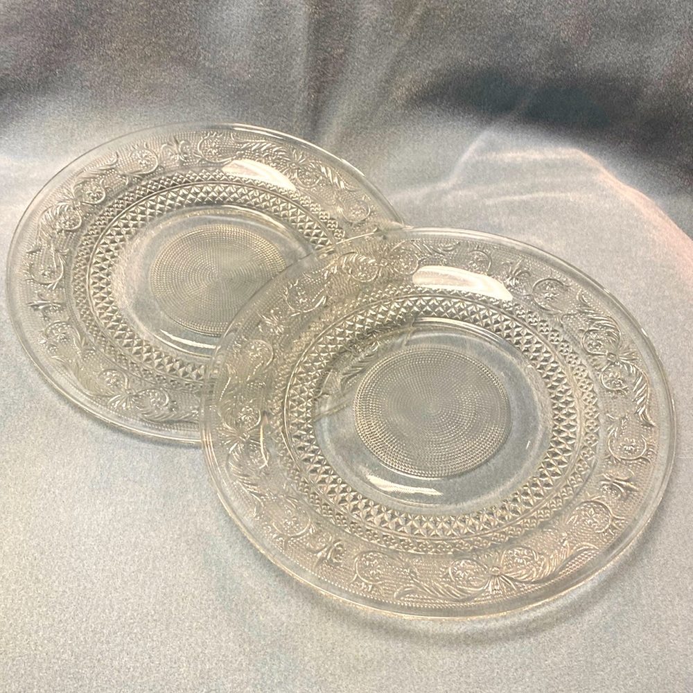 KIG Mayasia Fleur de Lis Chevron Dinner Plates 10 inch (set of 2)